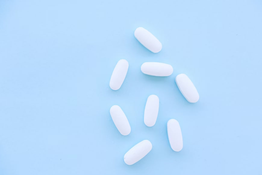 Različiti suplementi i vitamini u staklenim bočicama